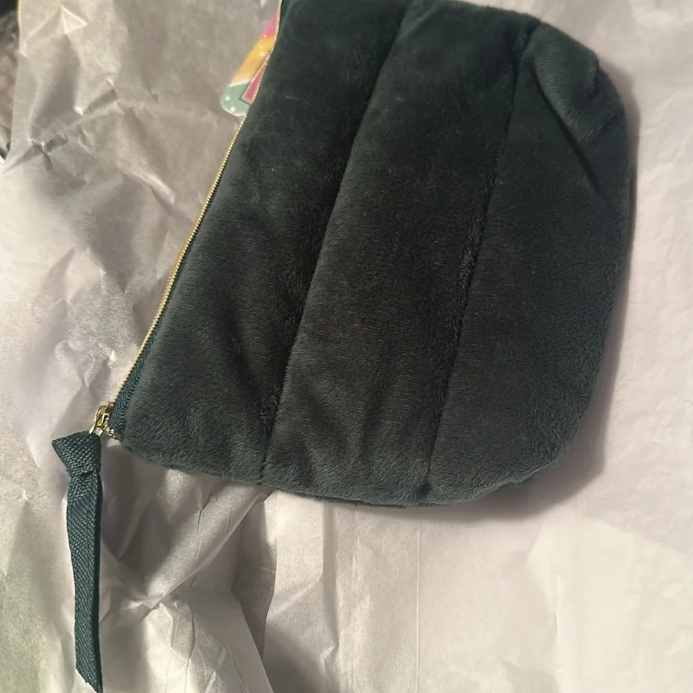 Green Zippered top Pouche NWT